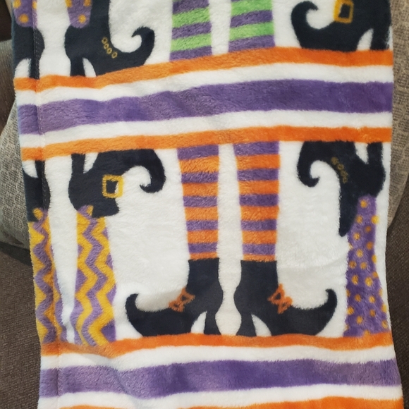 Hocus Pocus Witch Leg Throw-NWT - Picture 2 of 4